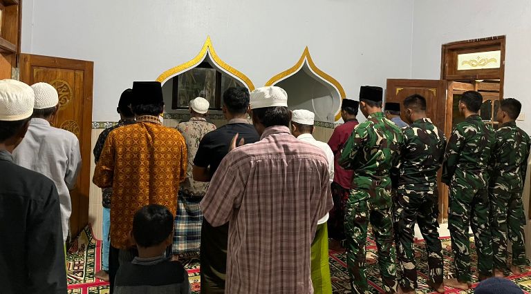 Satgas TMMD Ke-127 Kodim 0827/Sumenep Tarawih Bersama Warga Desa Mandala