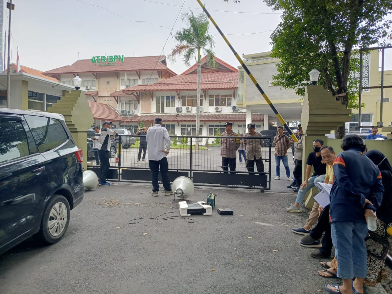 Polsek Gayungan Siagakan Personel Amankan Aksi Unjuk Rasa Surat Ijo Surabaya