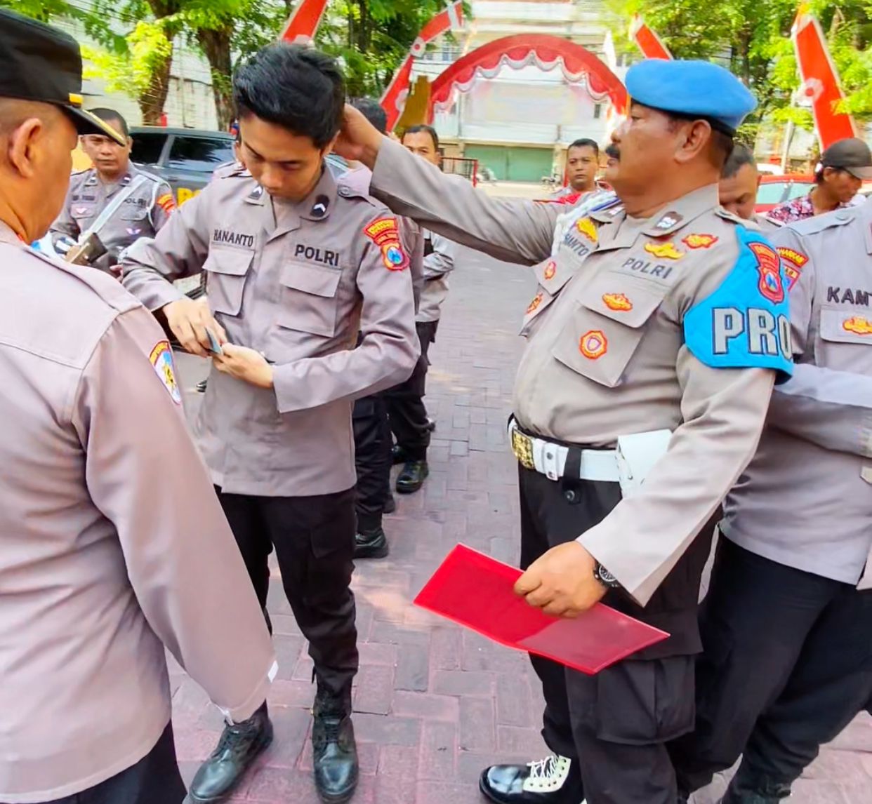 Tindak Tegas, Kapolsek Simokerto Hukum Anggota Pelanggar Disiplin