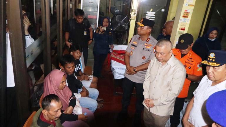 Kapolda Jatim, Menhub, dan Kakorpolairud Tinjau Korban KMP Tunu Pratama Jaya di Ketapang