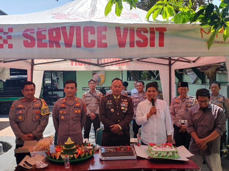 Kapolsek Rungkut Berikan Kejutan Ulang Tahun TNI ke-79 di Koramil 0831/05