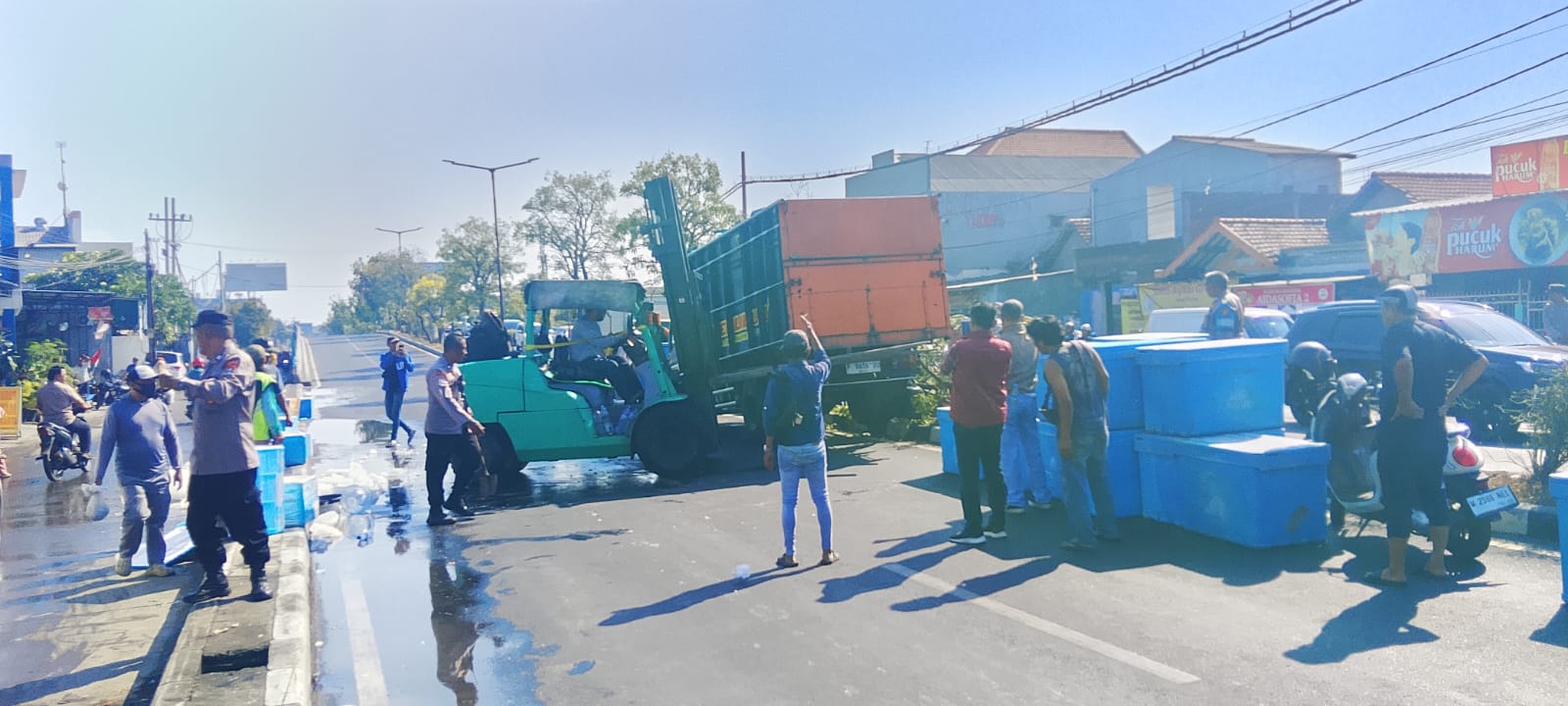 Polisi Gerak Cepat Tangani Truk Terguling di Bypass Juanda