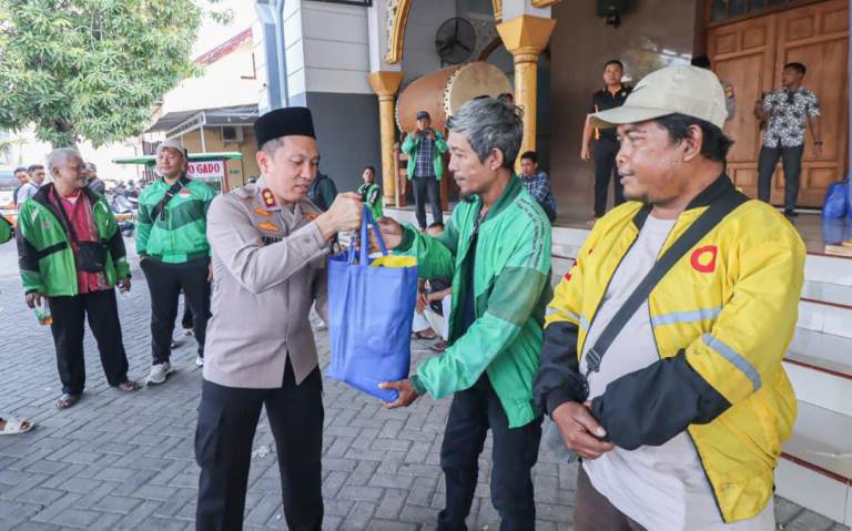 Jumat Berkah, Kapolres Bojonegoro AKBP Afrian Salurkan Sembako untuk Komunitas Ojol