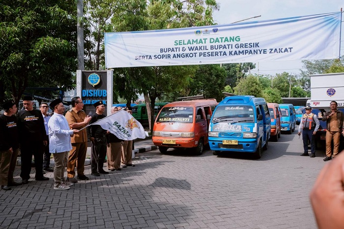 Baznas Gresik Salurkan Bantuan untuk 50 Sopir Angkot, Kampanye Zakat Digelar Keliling Kota