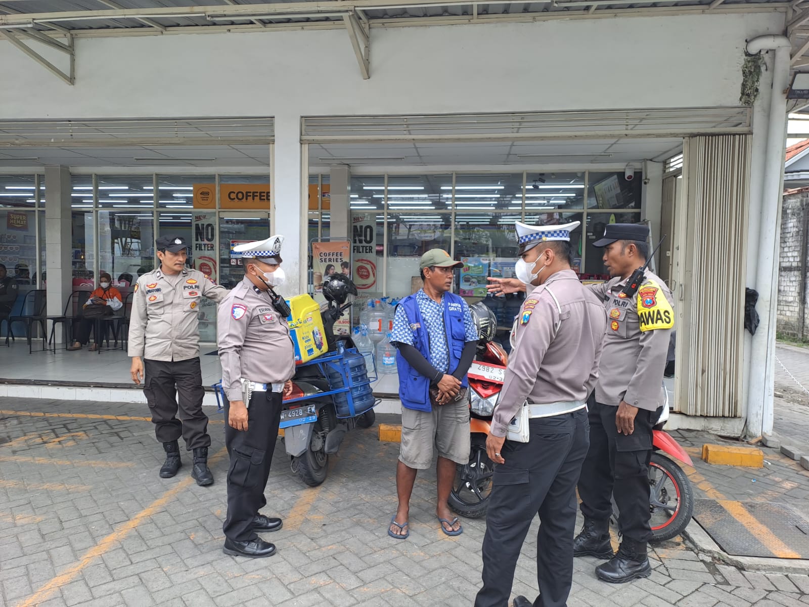 Cegah Kriminalitas, Polsek Benowo Intensifkan Patroli KRYD di Swalayan Sememi