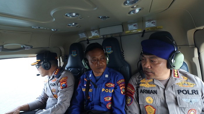 Pantau Pencarian Korban  Kapal Tunu Pratama Jaya dari Udara