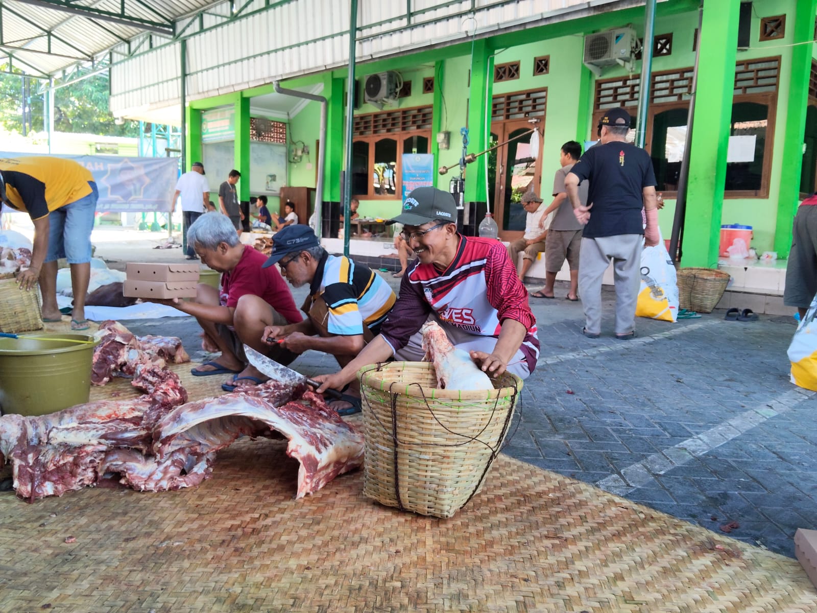 Masjid Al Ikhlas Bumi Mas 1 Madiun Sembelih 15 Hewan Kurban pada Iduladha 2025