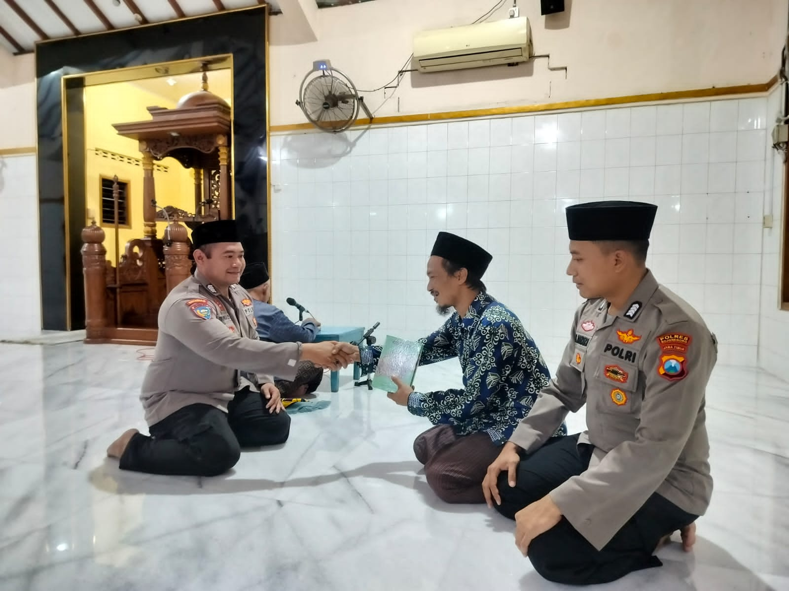 Patroli Dialogis saat Tadarus, Bhabinkamtibmas Berikan Sarana Komunikasi Alquran Ke Imam Masjid Burhanudin