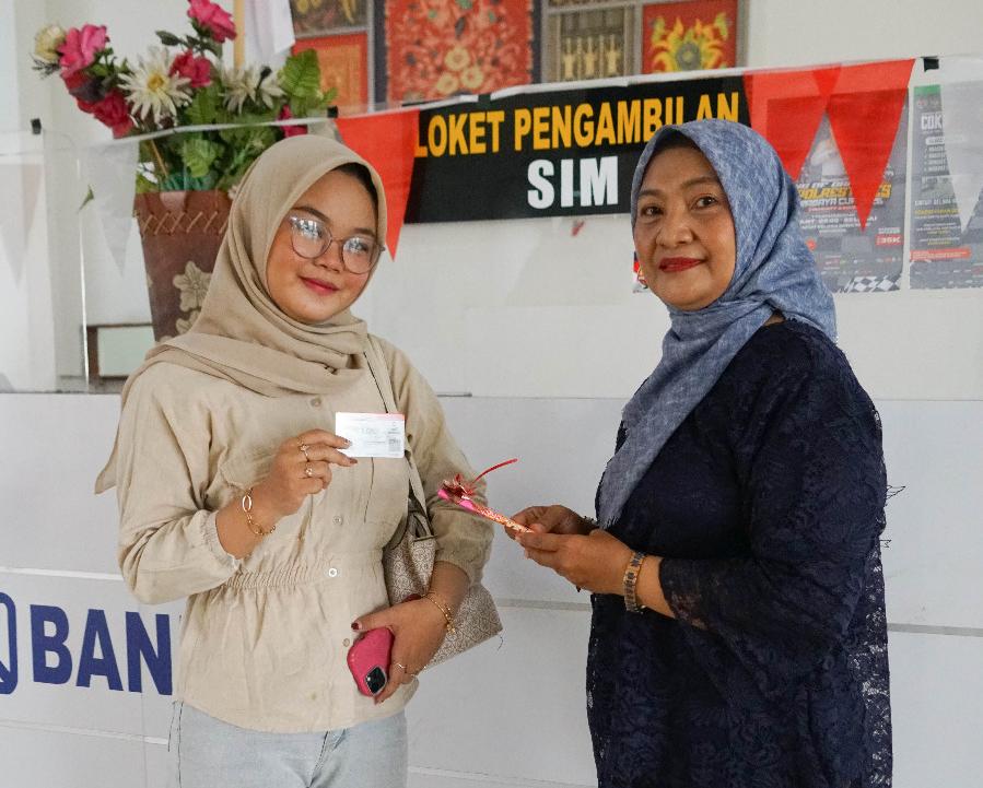 Peringatan Hari Kartini, Petugas Satpas Colombo Berkebaya Sambil Berbagi Coklat ke Pemohon SIM