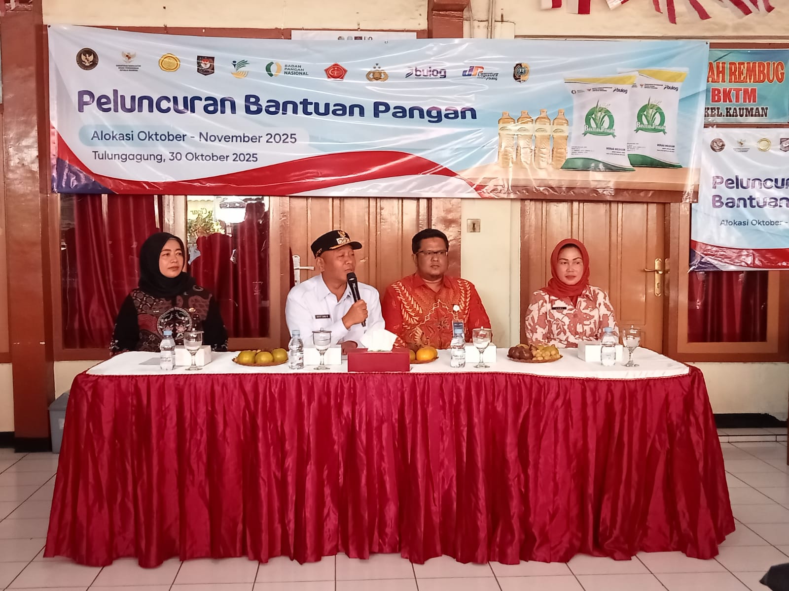 Bagikan Beras dan Minyak Bantuan Pangan, Bupati Gatut Sunu Ingatkan agar Tidak Dijual Lagi