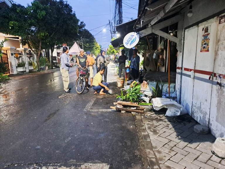 Pengemudi Ngantuk, Mobil Chery Tabrak Teras Rumah Warga dan Scoopy di Mojo Kidul