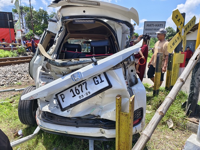 Sopir Mobilio Lalai, Tertabrak KA Pandalungan di Perlintasan Liar