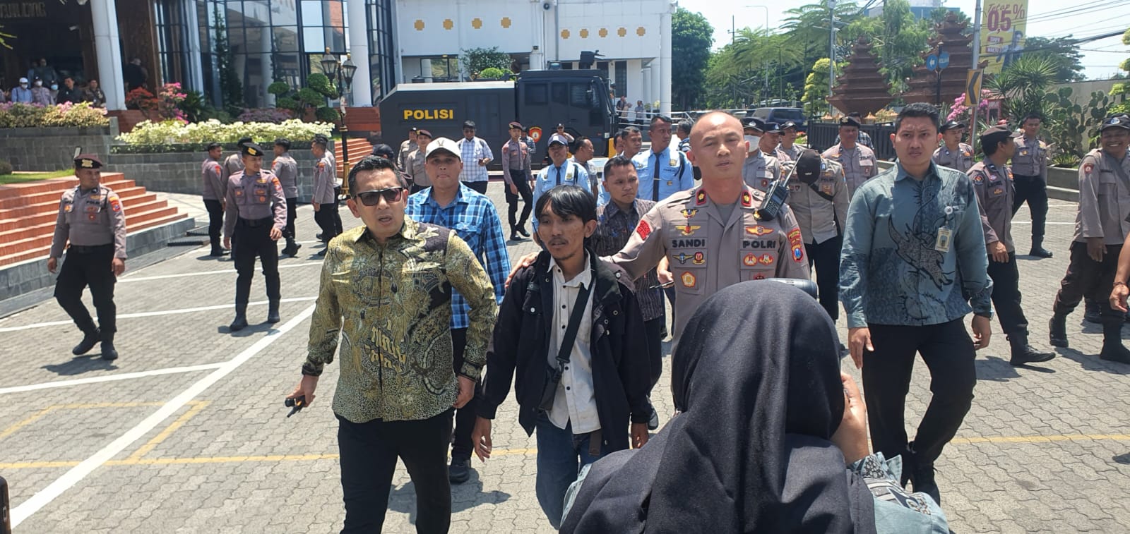 Aksi Massa Tolak MBG di DPRD Jatim Memanas