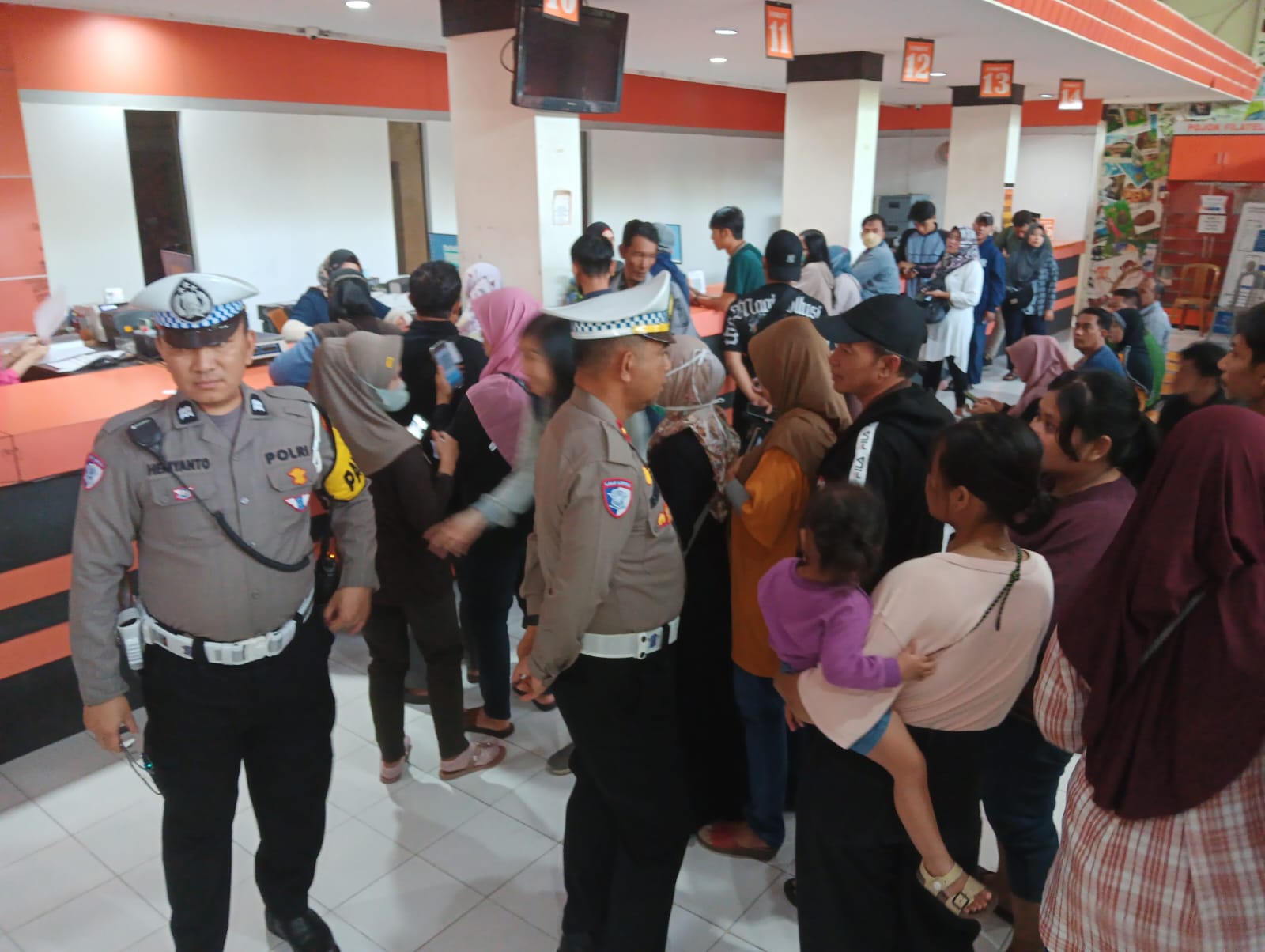 Polsek Tenggilis Mejoyo Kawal Penyaluran BSU di Kantor Pos Kendangsari