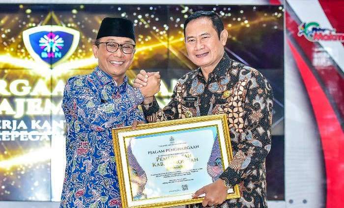 Pemkab Lamongan Menerima Penghargaan Manajemen Kenaikan Pangkat Terbaik II
