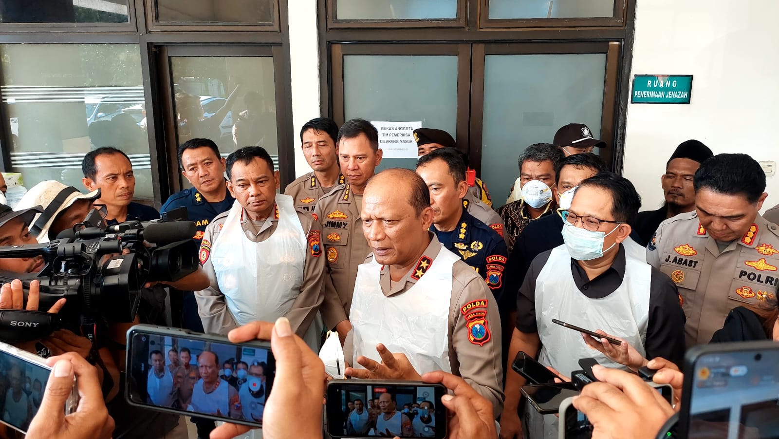 Kapolda Jatim Tinjau Identifikasi Jenazah Korban Ponpes Al-Khoziny di RS Bhayangkara