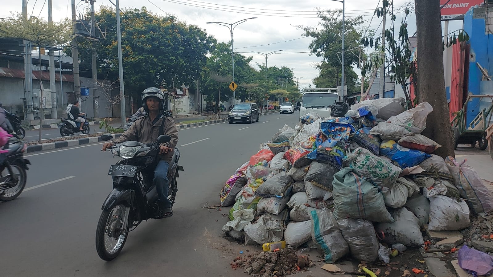 Libur Pemilu, Sampah di Jalan Pandegiling Surabaya Menumpuk