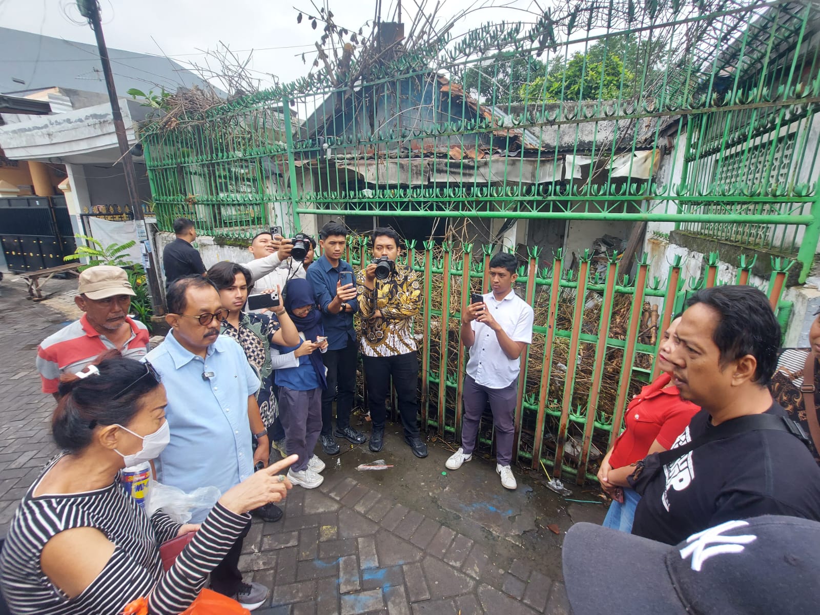 Rumah Rusak Tertimpa Pohon Tetangga, Wawali Armuji Minta Pemilik Lahan Segera Perbaiki