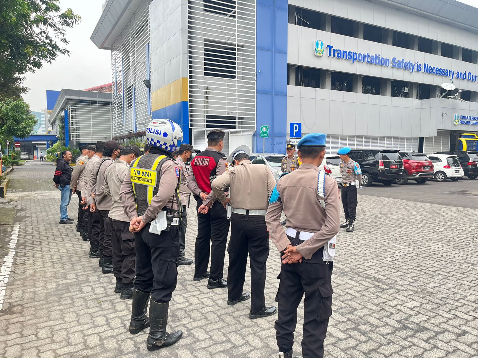 Polsek Gayungan Kawal Aksi Unjuk Rasa PIDRD di Kantor Dishub Jatim
