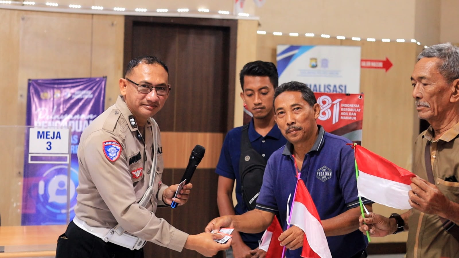 Kado Kemerdekaan dari Satlantas Polres Gresik, 17 Warga Kelahiran 17 Agustus Dapat SIM Gratis