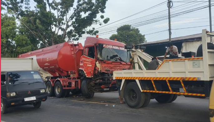 Truk Pertamina Tabrakan Beruntun di Sukorambi Jember, Pengemudi Terjepit