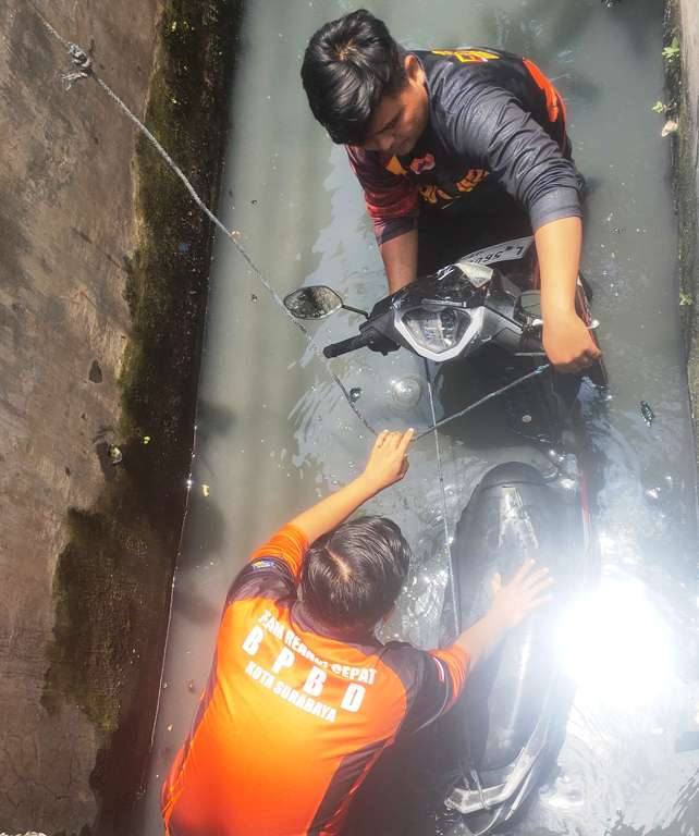 Ngantuk, Pengendara Motor Masuk Gorong-gorong di Dharmahusada Utara