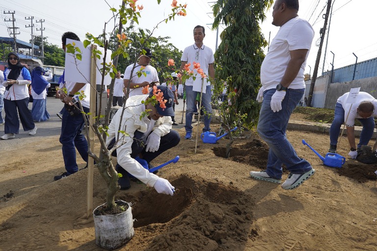 Gerakan Hijau Bersama Pelindo 3 Ubah Wajah Prapat Kurung
