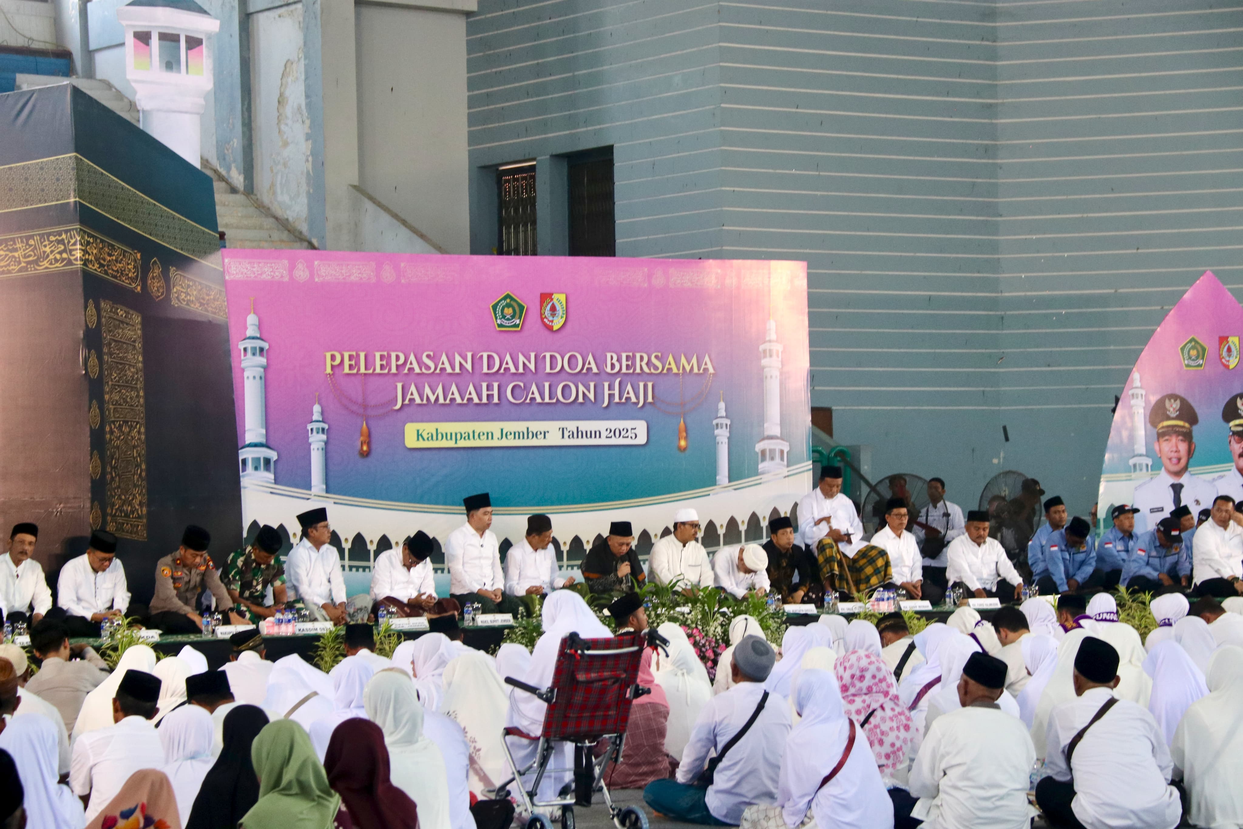 Pemkab Jember Lepas 2.260 Calon Haji, Bupati Titip Doa untuk Kepemimpinan Amanah