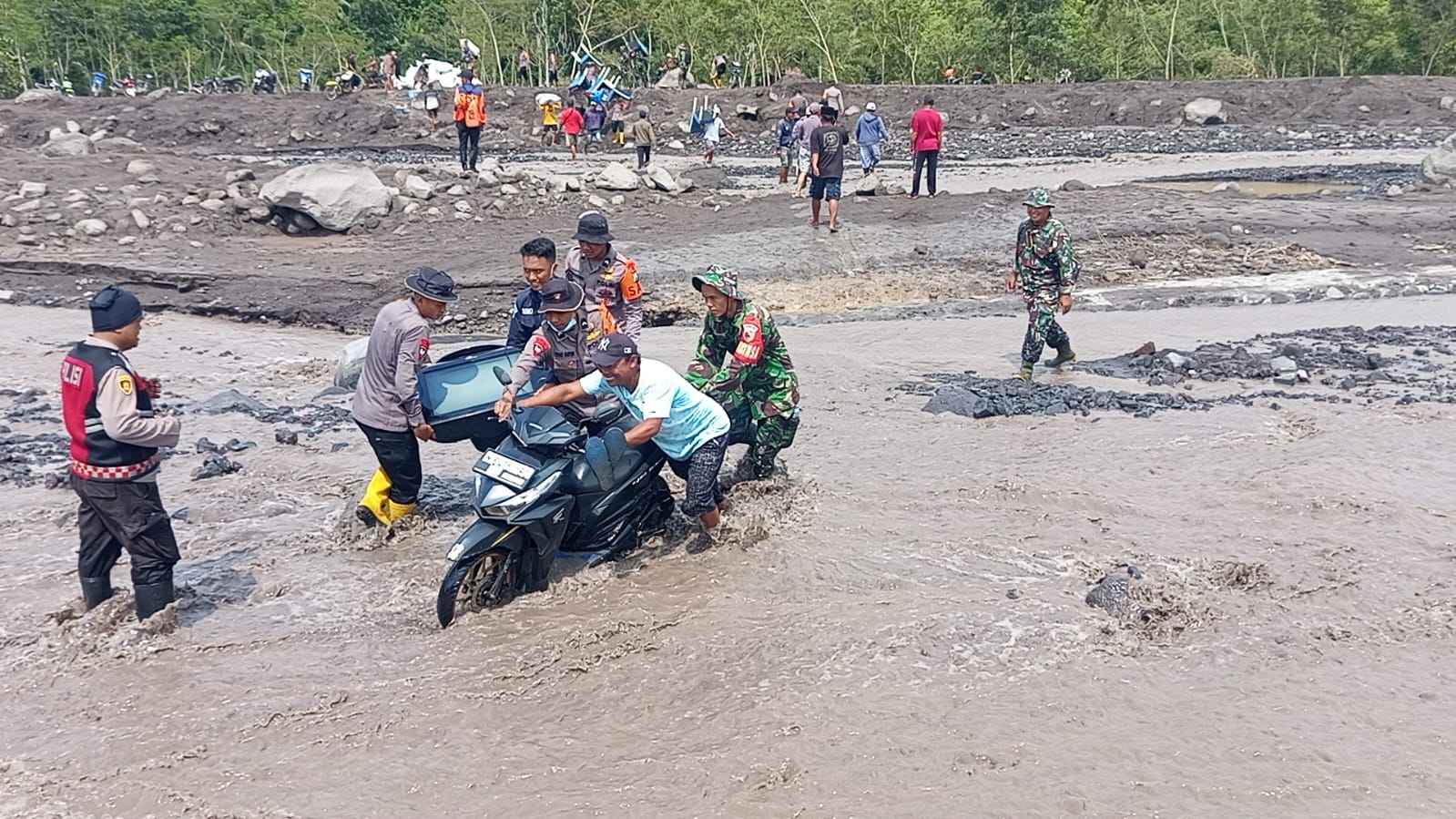Polres Lumajang Bersama Brimob Polda Jatim Evakuasi Barang Warga Terdampak Banjir Lahar Semeru