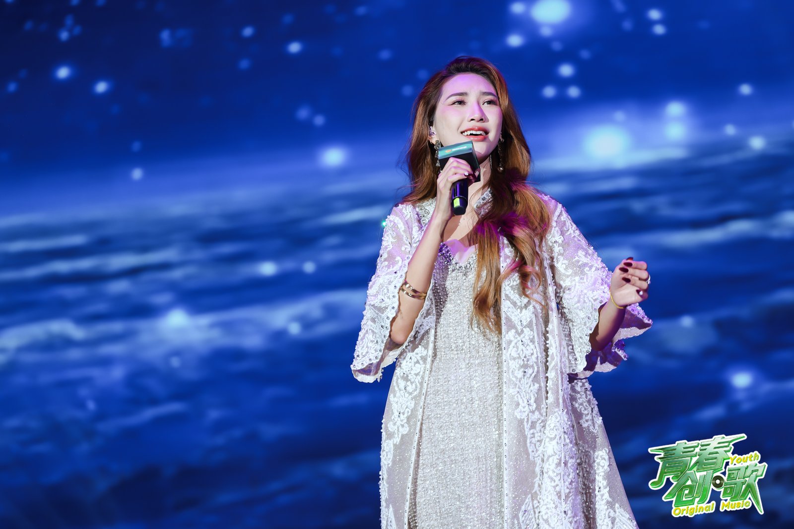 Dilirik Inge Fang, Penyanyi Jember Icha Yang Melejit Tembus Panggung Televisi China