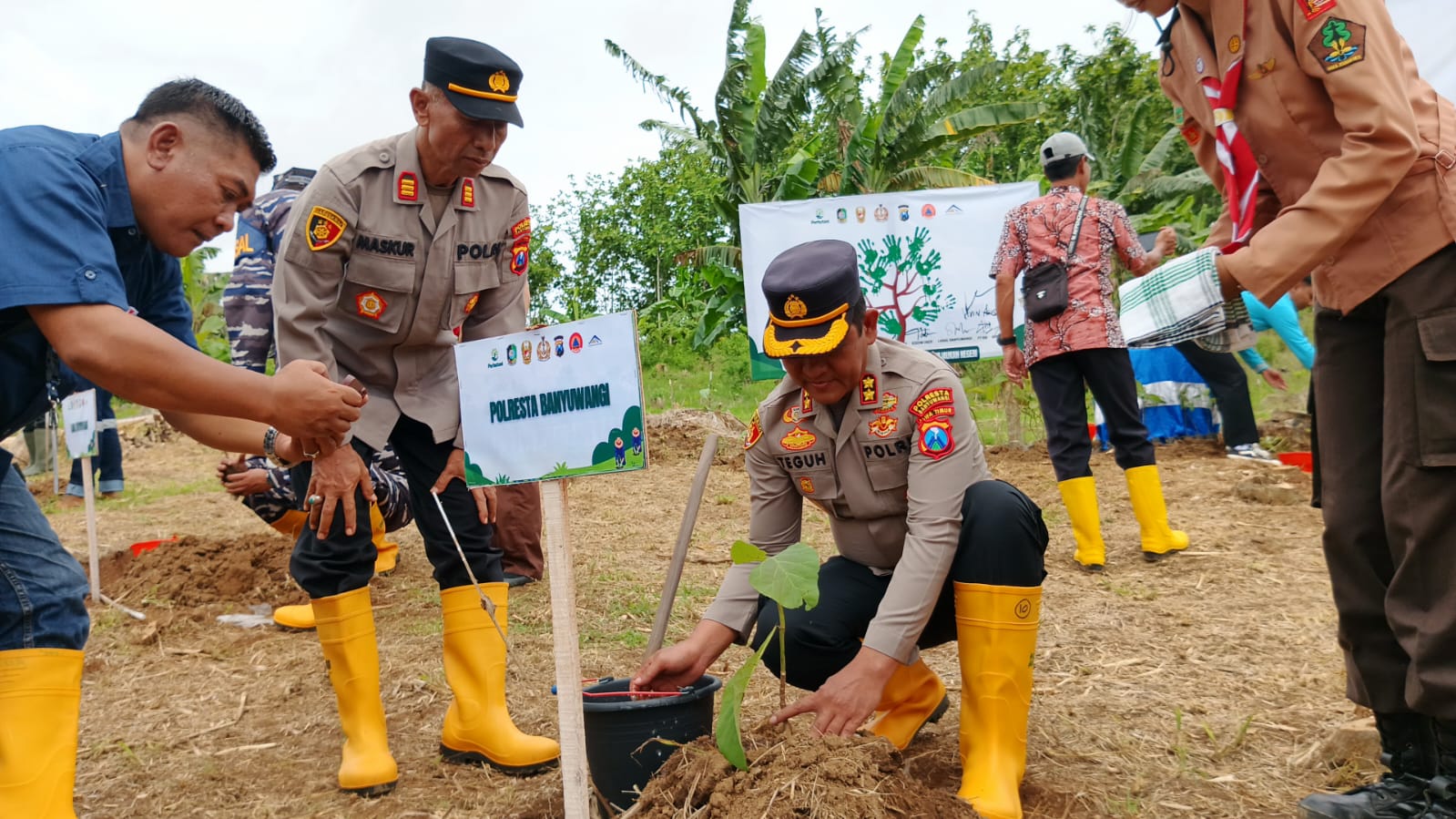 Polresta Banyuwangi Dukung Penanaman Pohon untuk Mitigasi Bencana di Pesanggaran