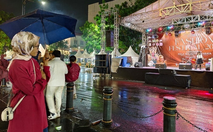 Diguyur Hujan, Panggung SFF 2025 Tetap Membara: Prof Mangestuti Agil Terpukau Suara Emas Pelajar Jatim 