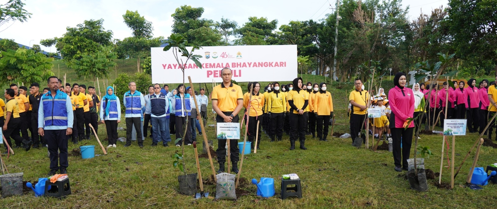 Polresta Malang Kota Tanam Ratusan Pohon di TPA Supit Urang