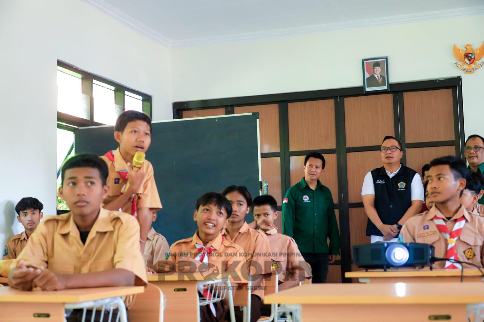 Siswa Sekolah Rakyat Gresik Dapat Tes Kesehatan dan Kacamata Gratis