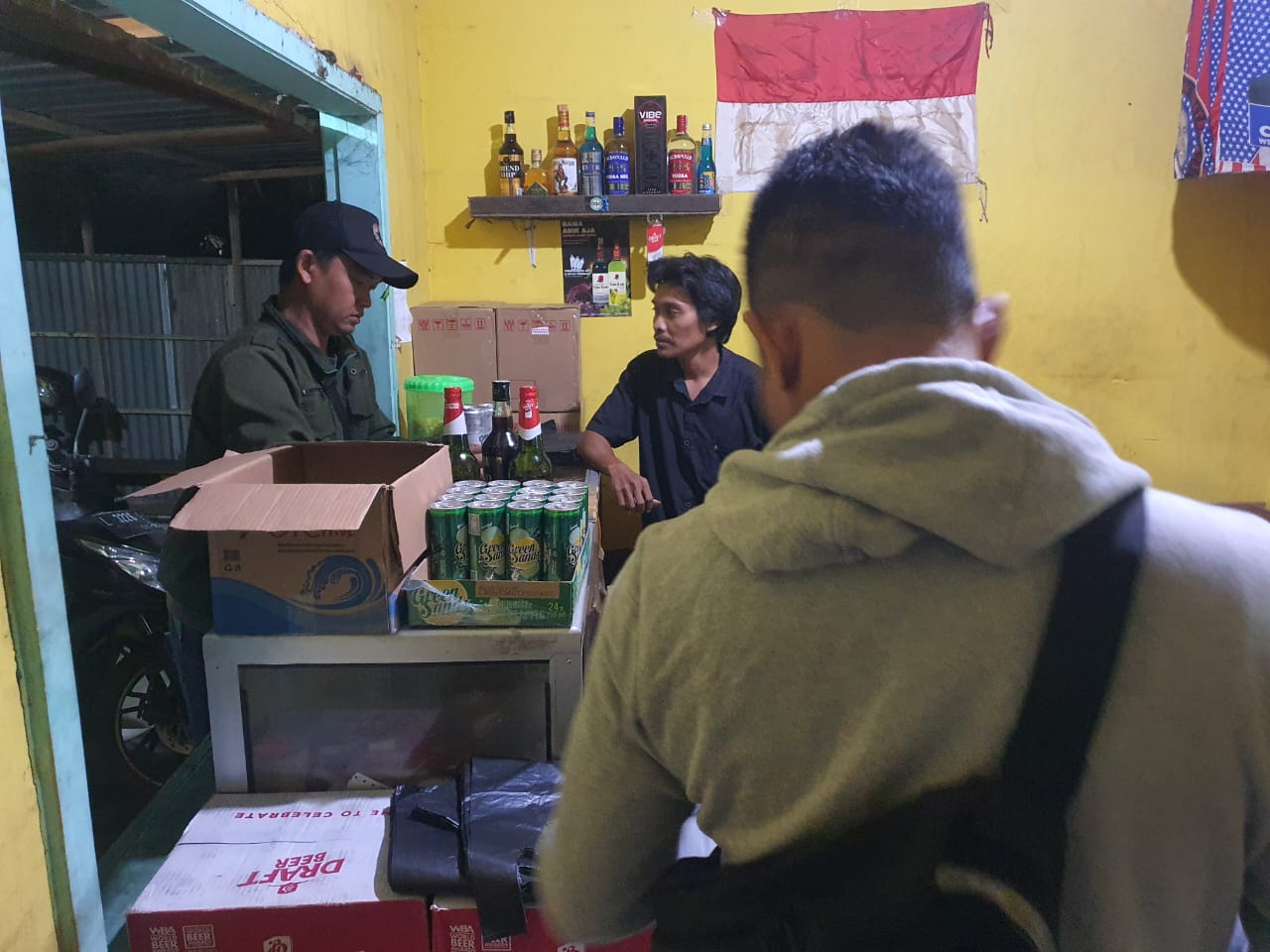 Polisi Geledah Tempat Mangkal LC di Gempol 9 dan Cafe Lain di Pasuruan, Sita Puluhan Botol Miras