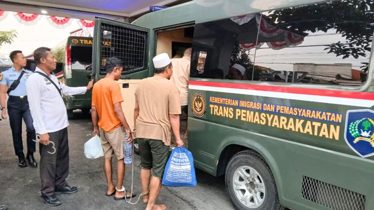 Kurangi Overkapasitas, Rutan Gresik Pindahkan 20 Napi ke Lapas Madiun dan Tuban