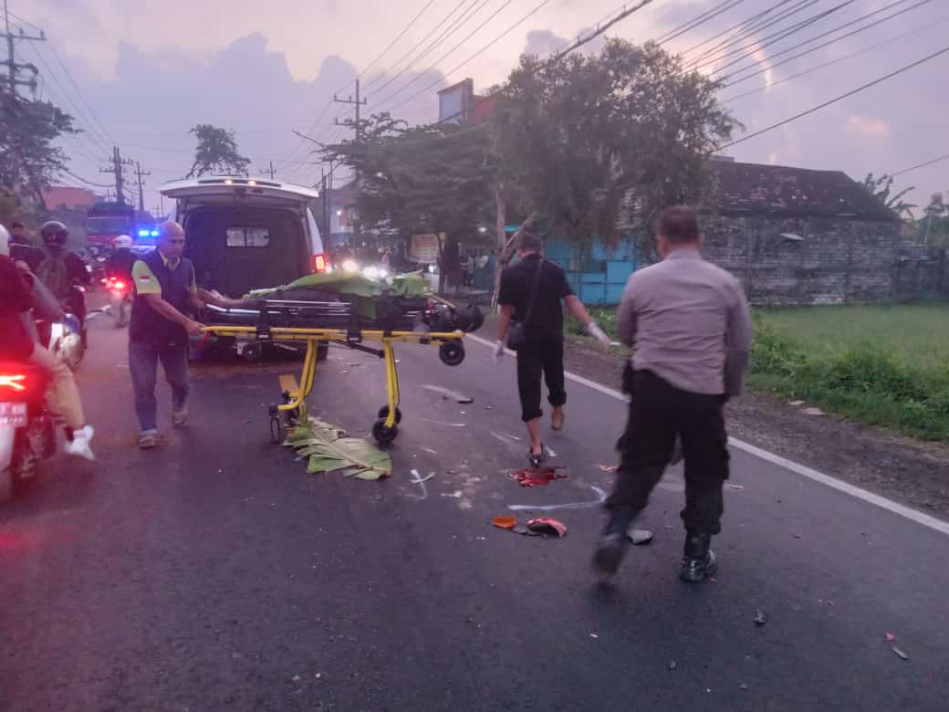 Truk Tangki Air Tabrak Motor di Gresik, Dua Pengendara Tewas di Lokasi