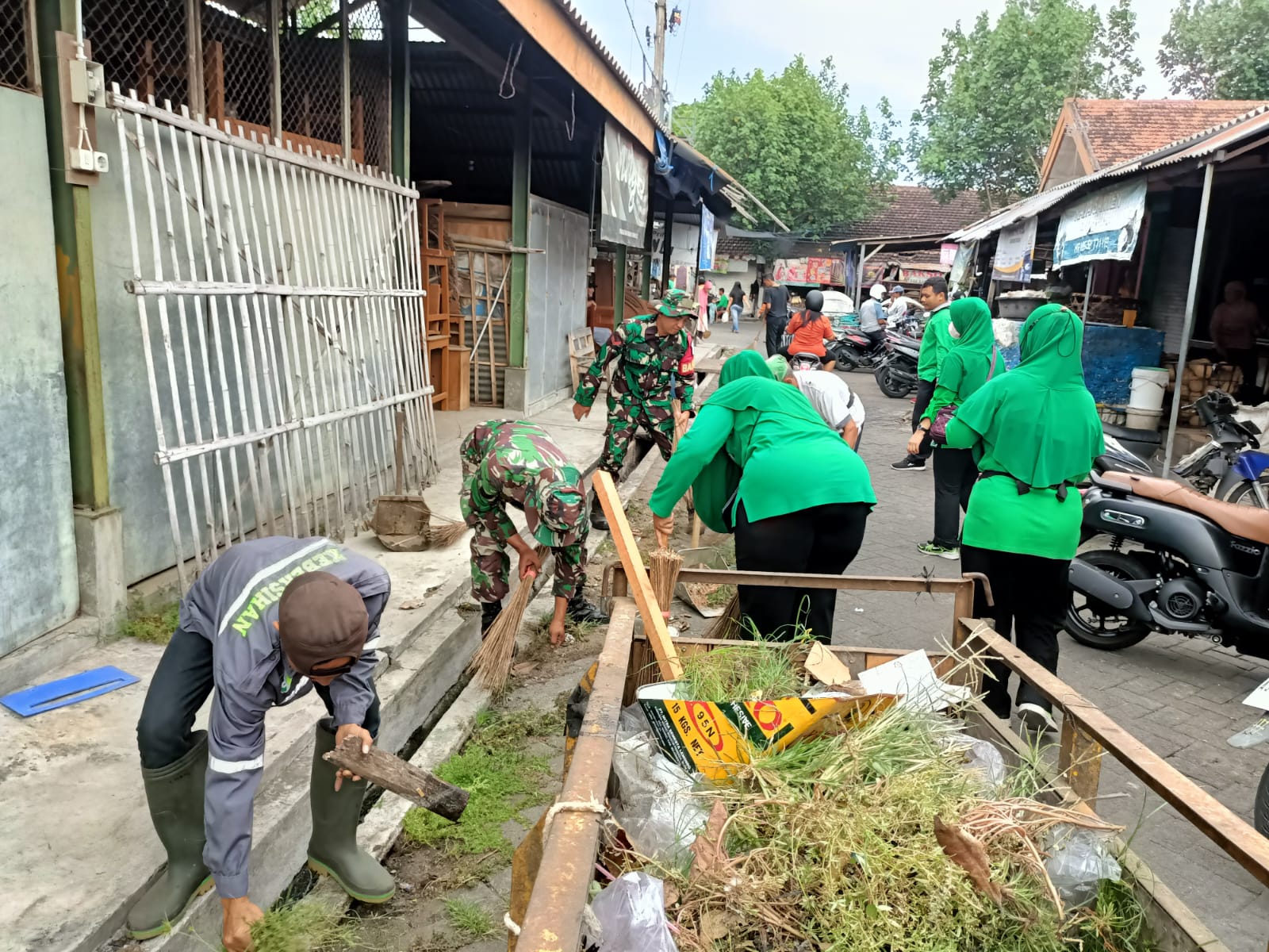 Koramil 0809/02 Pesantren Karya Bakti Bersihkan Pasar Pahing Kota Kediri