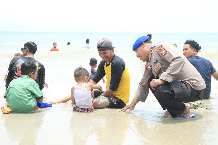 Kapolres Gresik Pantau Pantai Dalegan, Pastikan Keamanan Wisata Air saat Libur Idulfitri