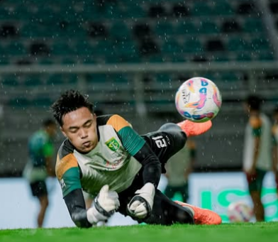 BREAKING NEWS! Sempat Ditunda karena Lapangan Tergenang, Persebaya Tertinggal 0-1 dari Semen Padang