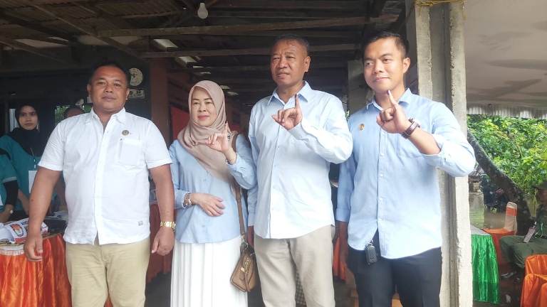 Optimistis Menang, Calon Bupati Tulungagung Nomor Urut 1 Gatut Sunu Coblos di TPS 02 Desa Gandong 