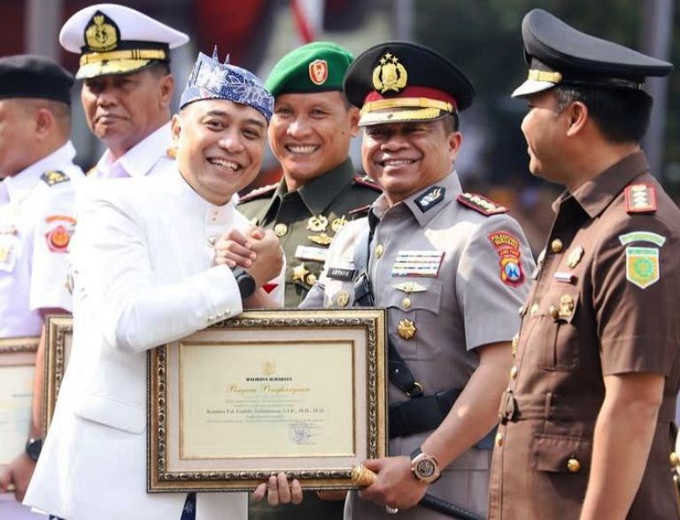 Kapolrestabes Surabaya Diganjar Penghargaan di HJKS ke-732, Wujud Sinergi Jaga Keamanan Kota