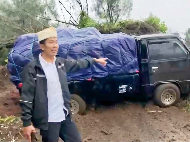 Hujan Deras Picu Longsor di Tosari Pasuruan, Truk Terjun 50 Meter dan Akses Jalan Lumpuh