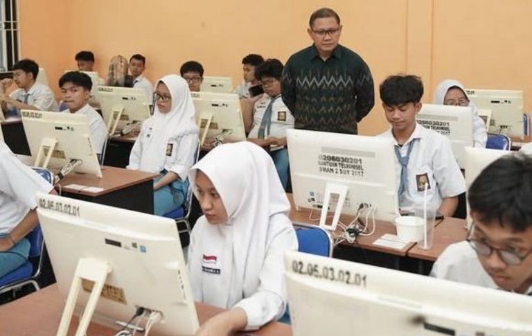 Tinjau Gladi Bersih TKA di SMA Negeri, Kadindik Jatim Pastikan Ujian Nyaman dan Maksimal