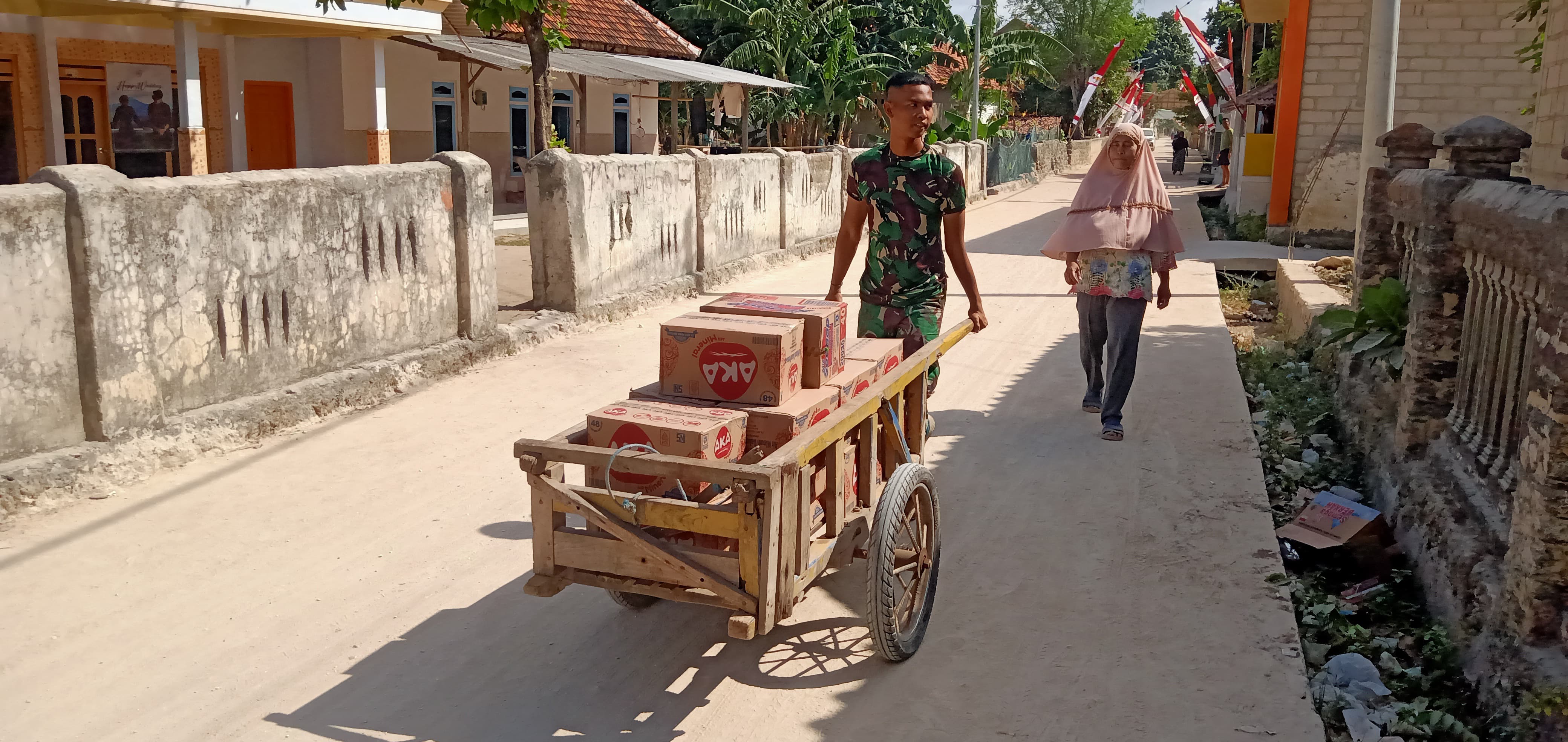 Tulus dan Ikhlas, Satgas TMMD 121 Kodim 0827/Sumenep Bantu Dorong Barang Warga