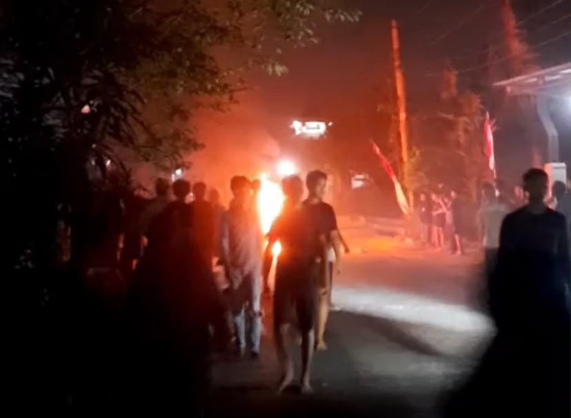 Warga Driyorejo Gresik Hajar Maling Toko Kelontong hingga Babak Belur, Motor Pelaku Dibakar