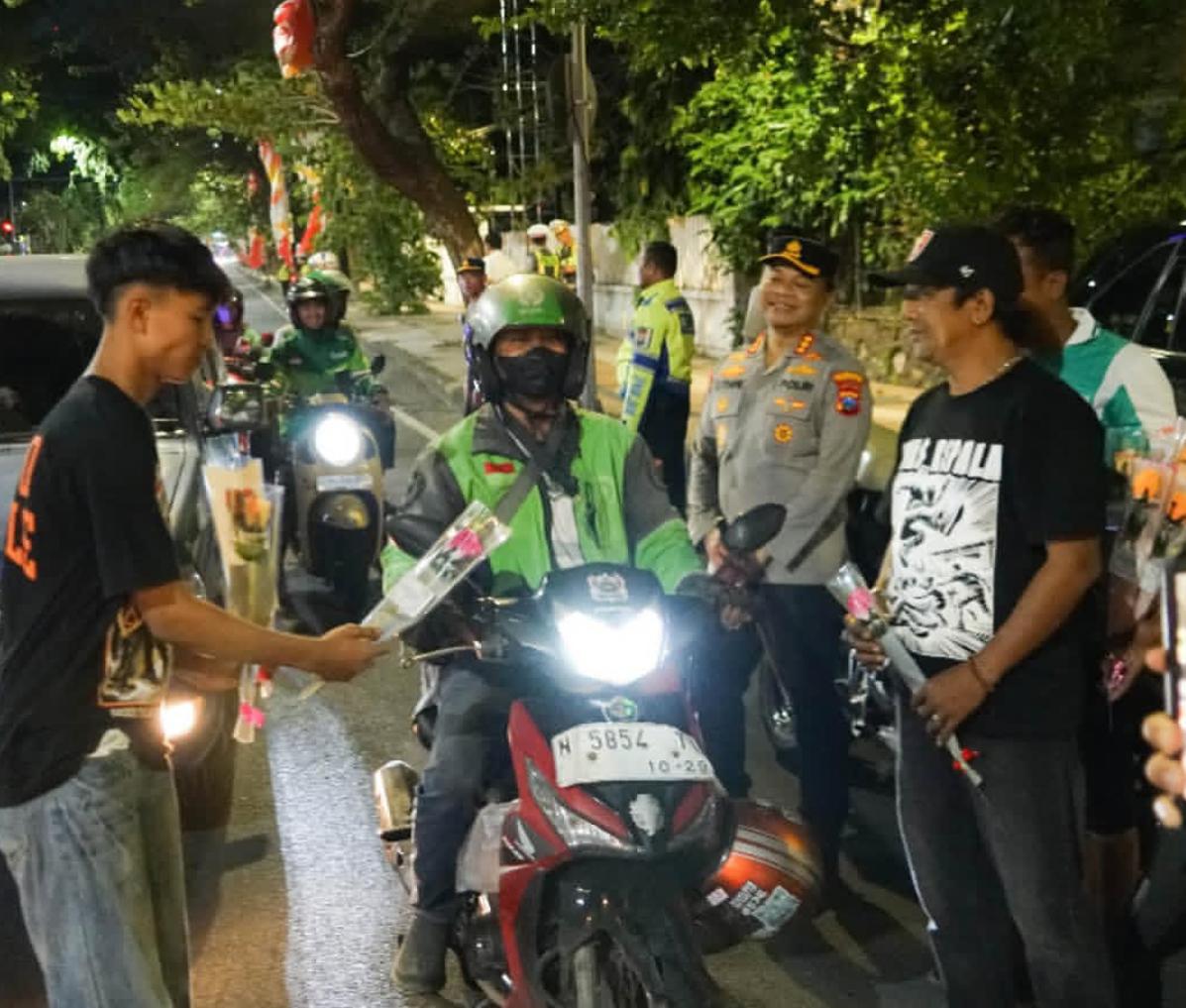Redam Tensi Pascainsiden Malang, Bonek-Bonita Bagikan Bunga untuk Pengendara Plat N di Jalan Darmo