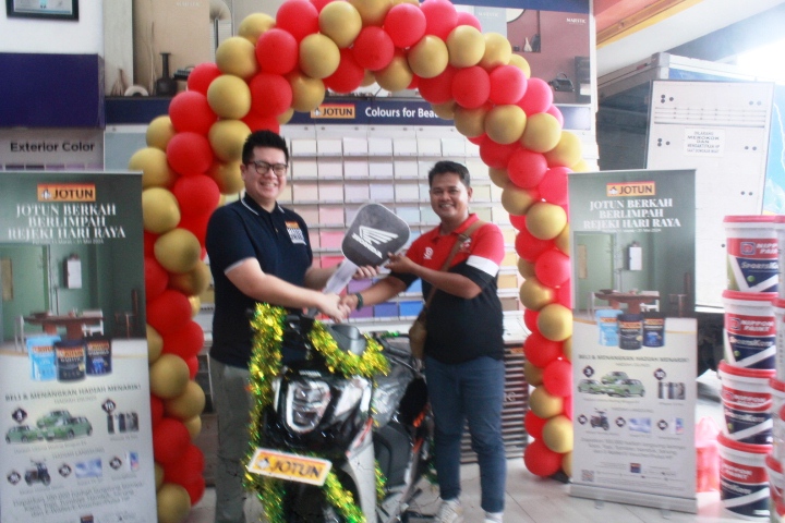 Berkah Ramadan, Customer Toko Artha Kencana Surabaya Menangkan Sepeda Motor dari Jotun