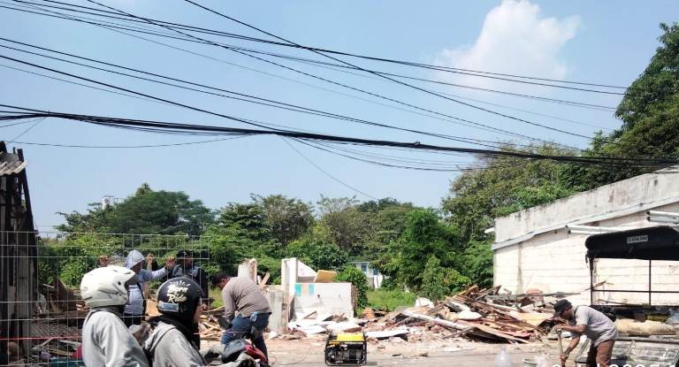 Petugas Gabungan Bongkar 22 Bangunan di Ketintang Madya