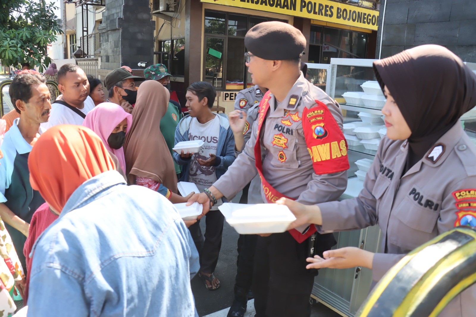 Pererat Hubungan dengan Masyarakat, Polres Bojonegoro Bagikan Nasi Kotak untuk Warga